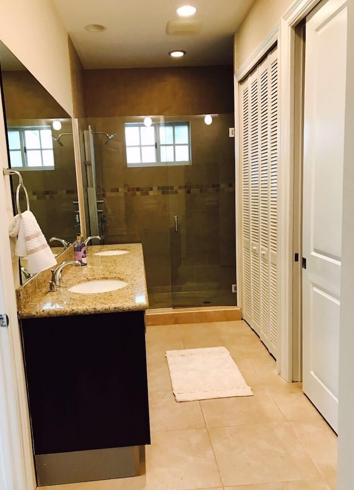 4BR Townhouse 320 by Ideal Experience VR - Image 2
