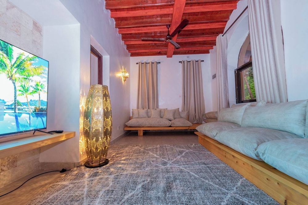 Luxurious Diani Beach Villa With Private Pool