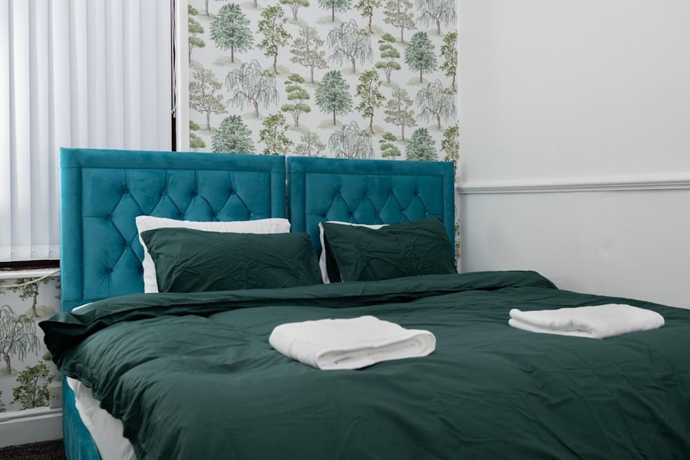 4-bedroom- Stoke-on-trent Sleeps 8- pet Friendly