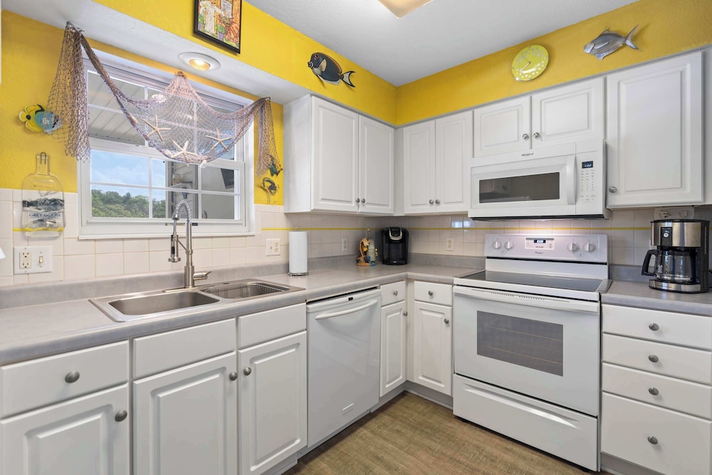 Latibe Retreat Lakefront Condo for 4 w/ Balcony & Pool Access