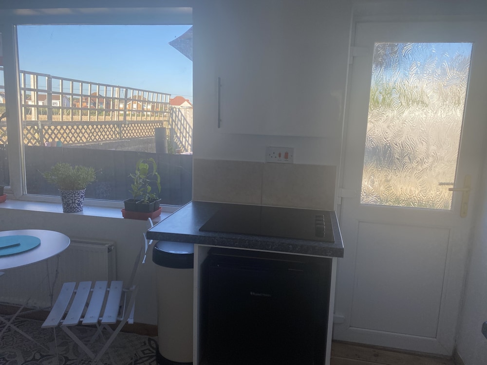 Beautiful 1-bed Studio in Porthcawl Near Beach view 5