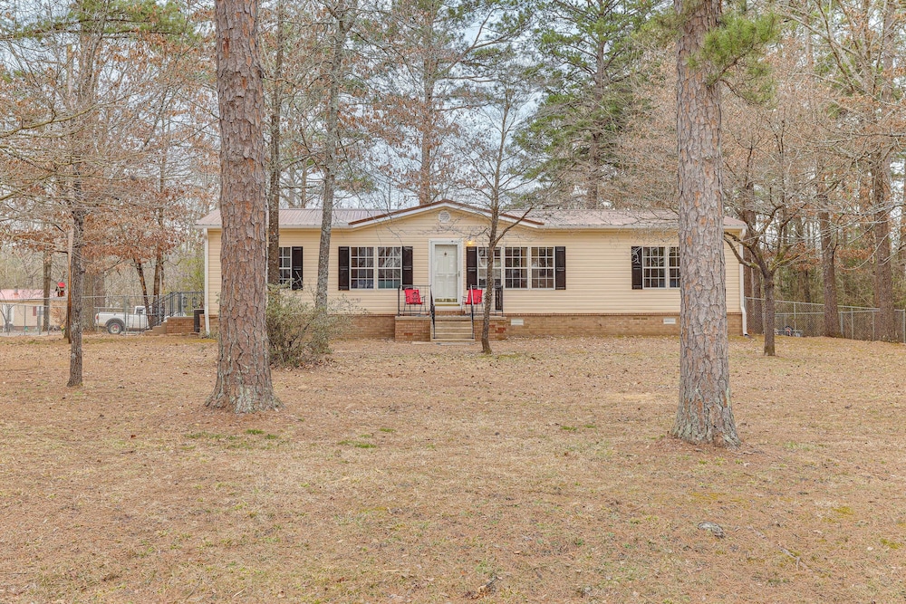 < 1 Mi to Greers Ferry Lake: Dog-friendly Home!