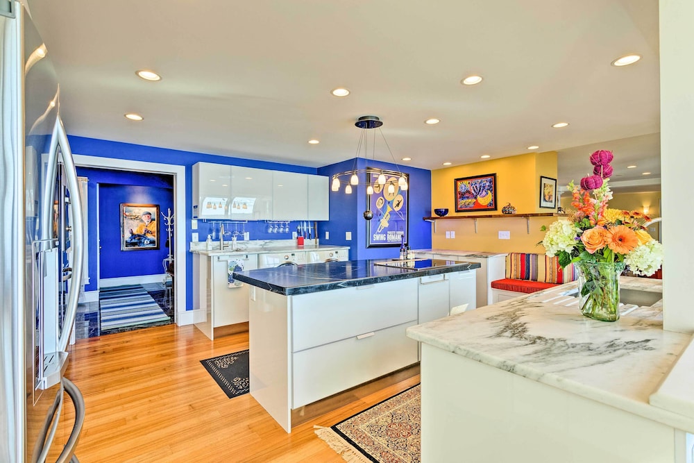 Vibrant Sterling Lakefront Lodge w/ Kayaks