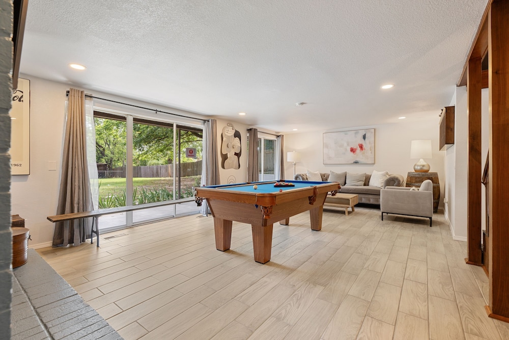 5BR Relaxation Haven Hot Tub Pool Table Fun M
