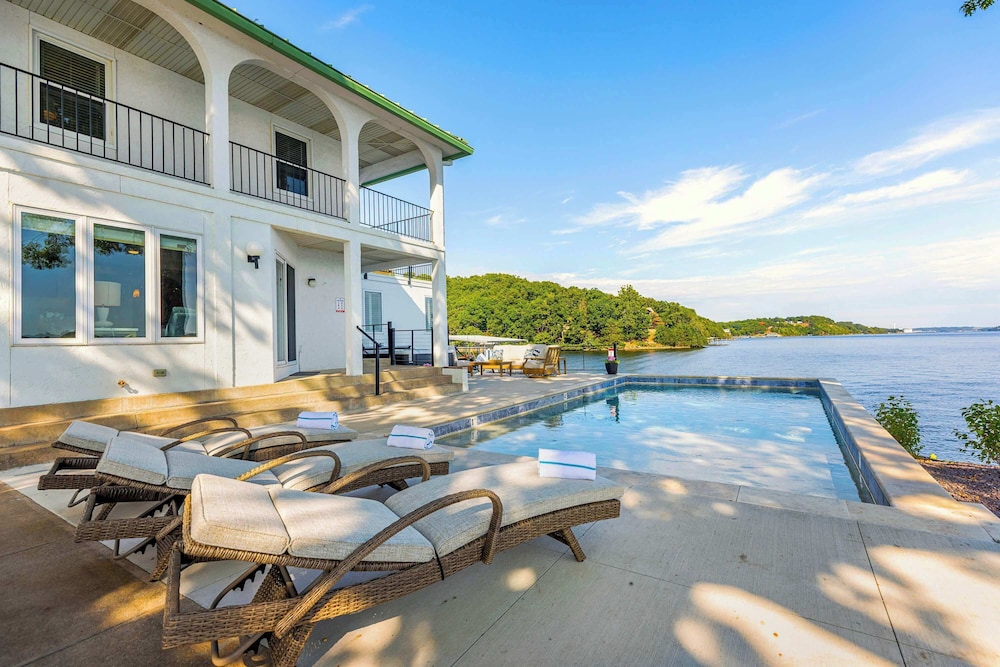 Panoramic Paradise - Lakefront Home for 15