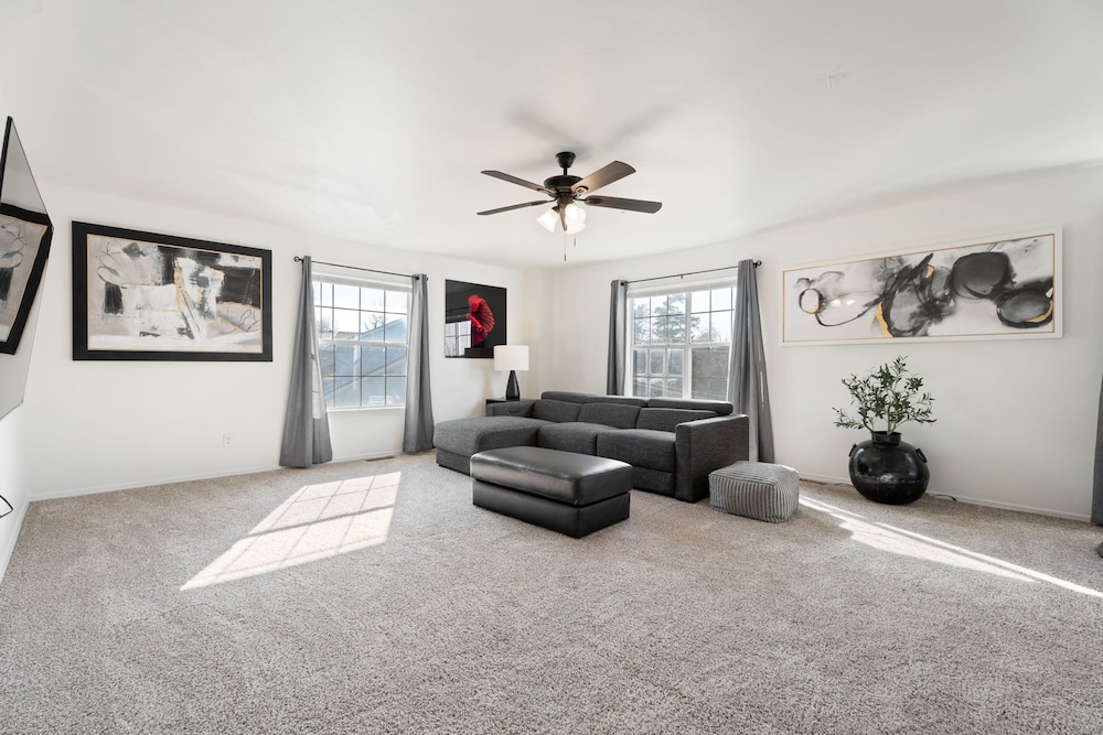 Spacious Lakefront View With Hot Tub and Pool NH