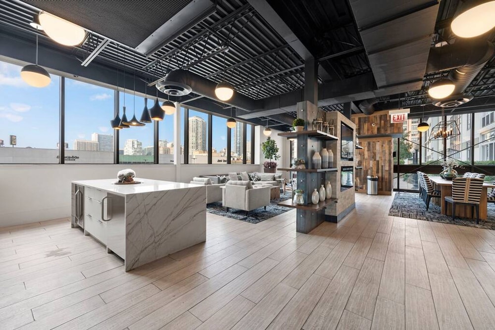 Sleek 2 Bed 2 Bath Condo in Trendy Fulton Market