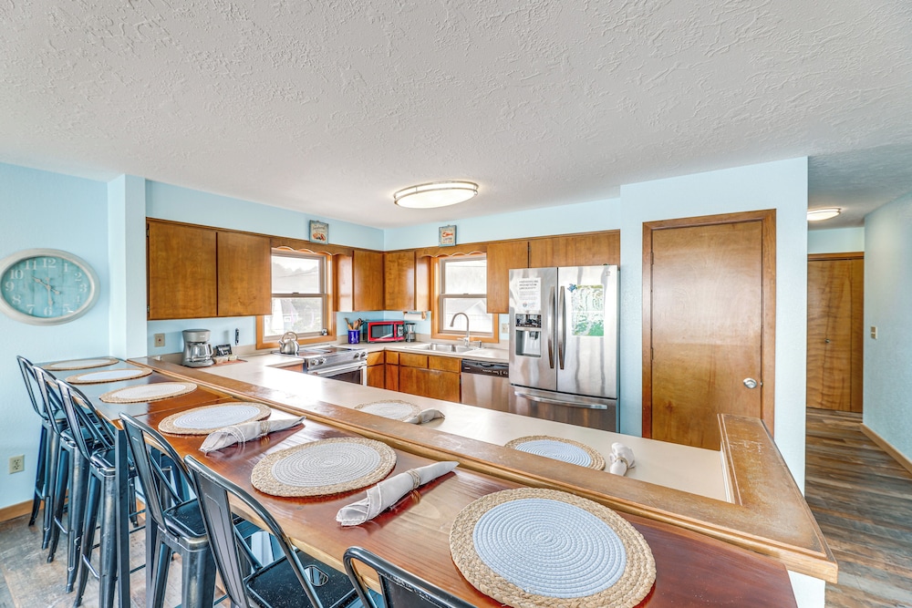 Walk to Beach: Dog-friendly Home in Lincoln City