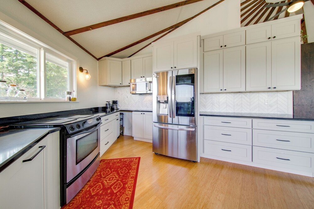 Spacious Deck w/ Ocean View: Puget Sound Gem!