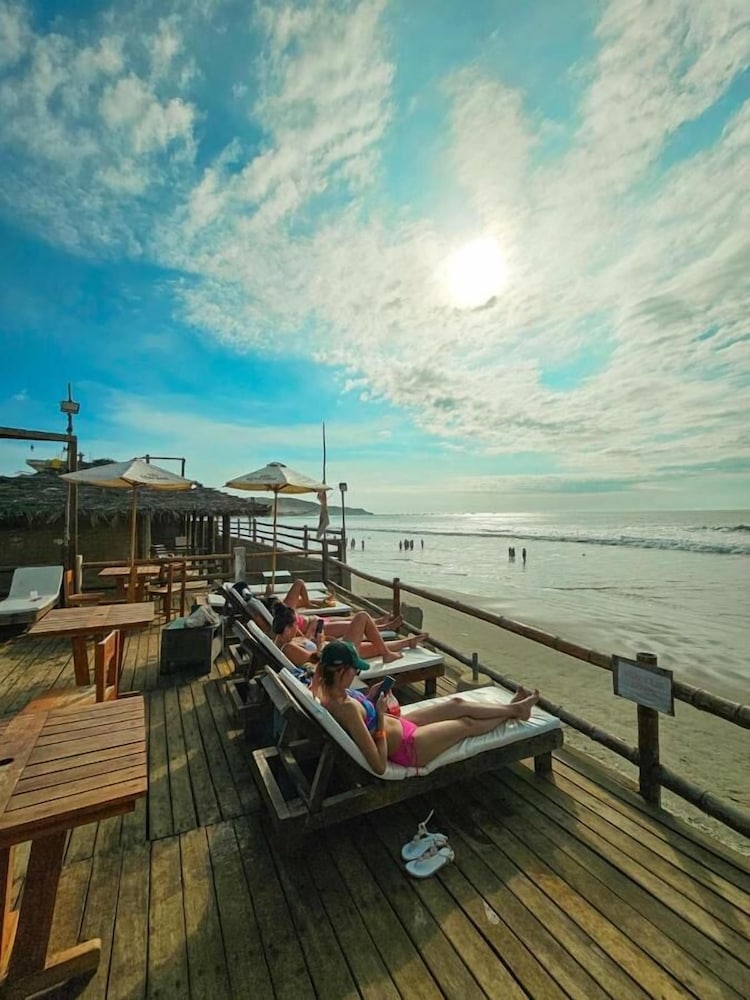 The Point Mancora - Beach Party Hostel