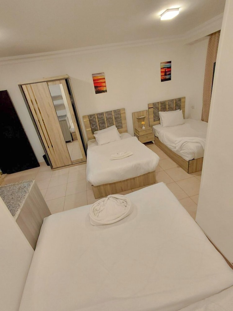 Pearl pyramids Inn