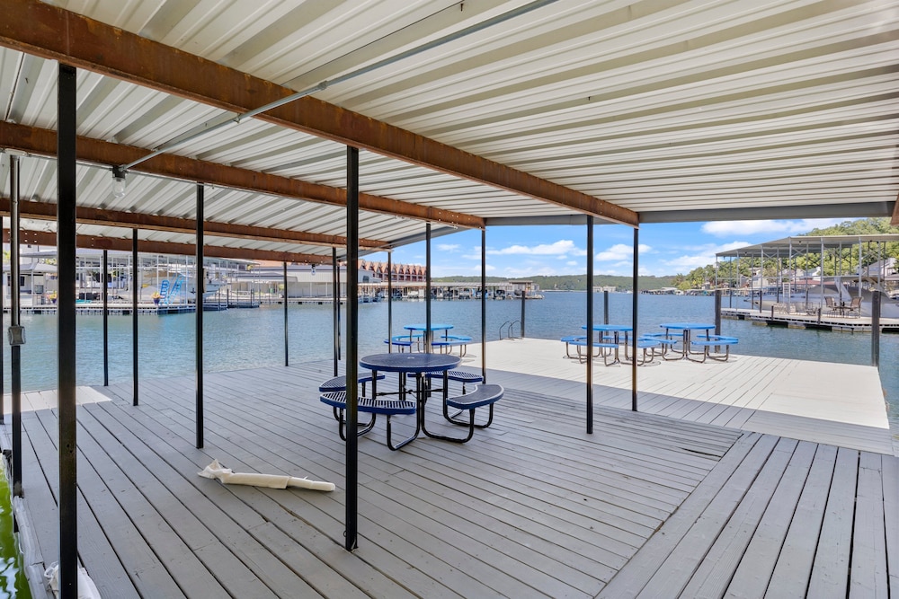 Our Cove Retreat - Perfect for Wave-free Swimming, Tanning & Prime Location Fun!