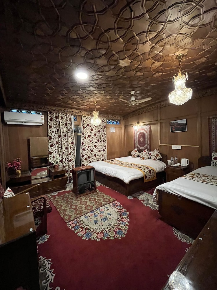 New Alzira Heritage Group of Houseboats