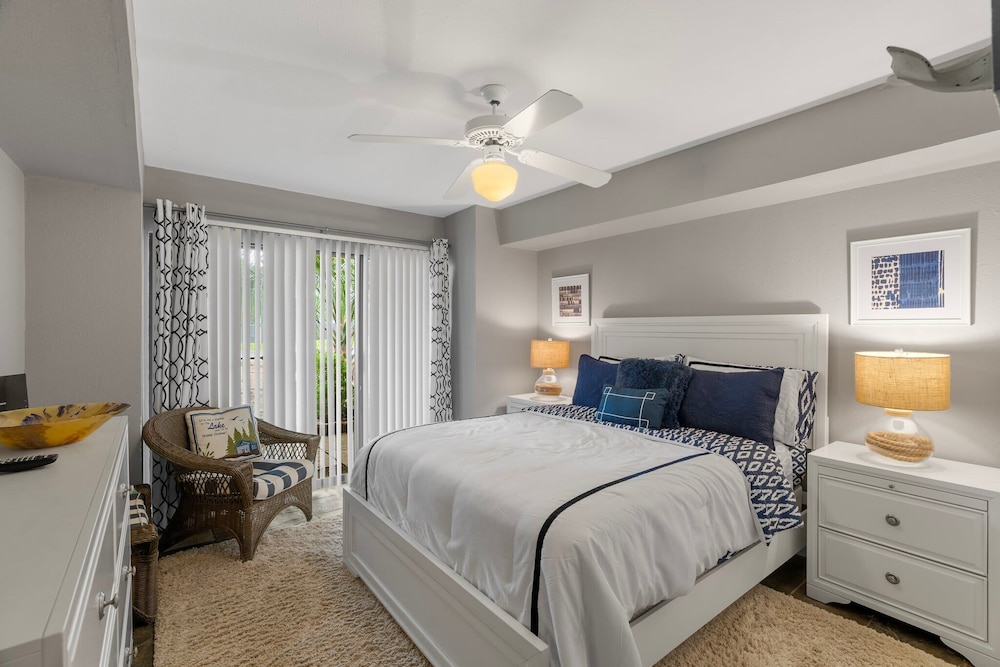 Lakeside Condo Retreat in Horseshoe Bay