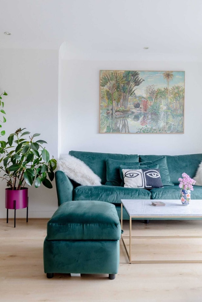 Scandi-style 2BD Maisonette W/garden Brick Lane!