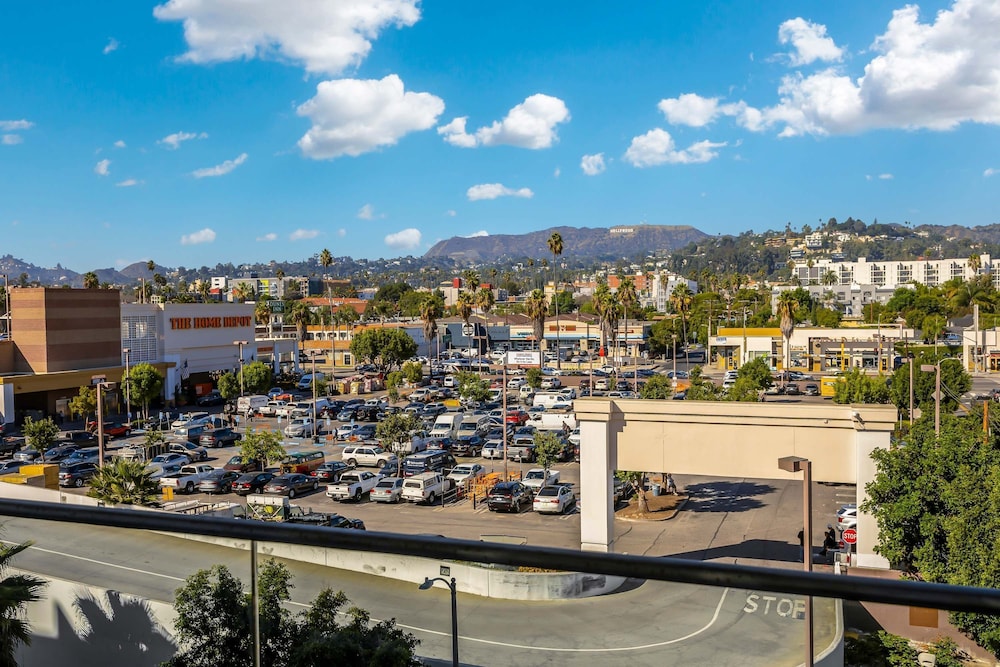 Luxury 2BR Hollywood Sign View by Oneluxstay
