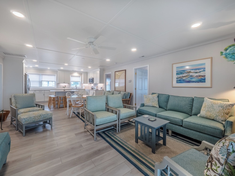 Lindy-B by Topsail Realty