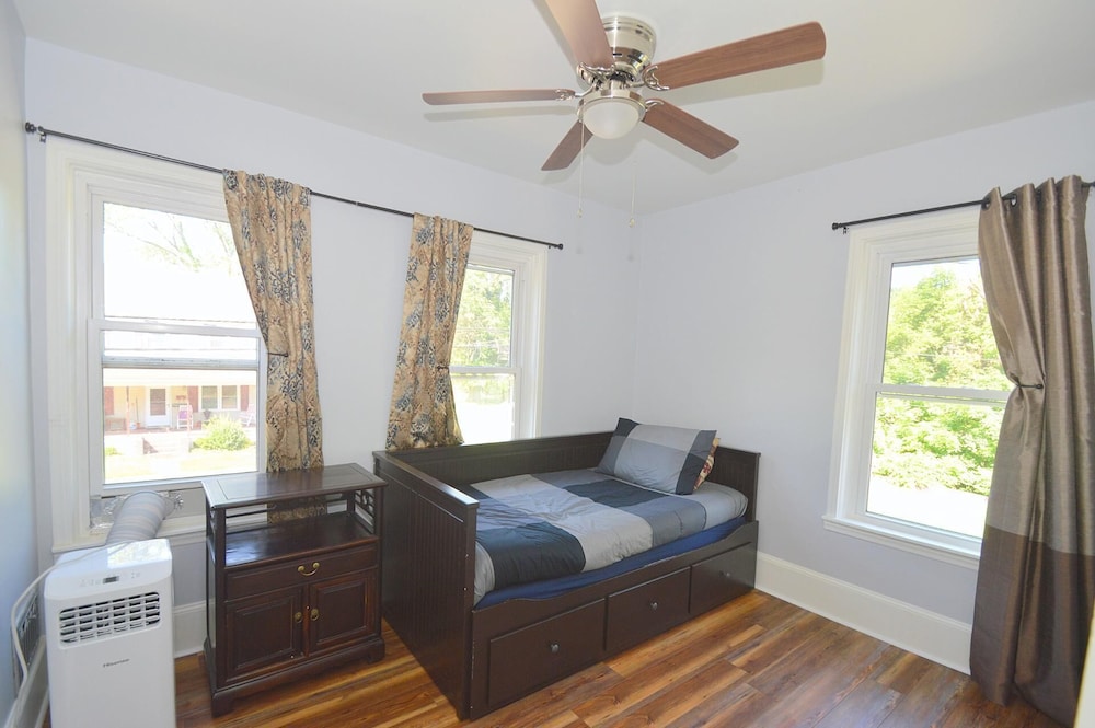 Broadway Cottage - Convenient Location!
