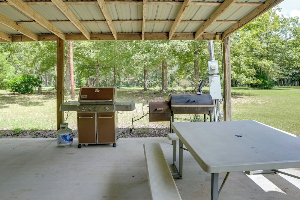 Play Games, Bike & Unwind: Cleveland Family Home!