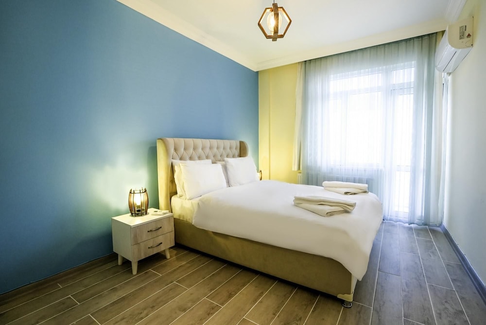 Central and Comfy Flat With Balcony in Muratpasa