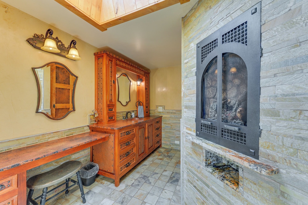 Stunning Mountain Views: Spacious Cabin in Dubois!