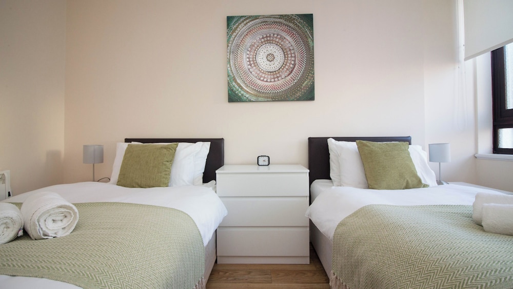 Stayzo Castle Point 6 Apartment - Premier Lodge