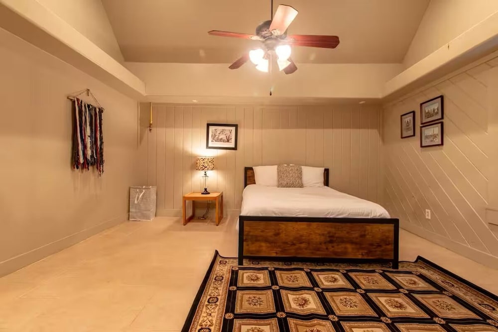14 Guests 5BR 2BA Game room and Living