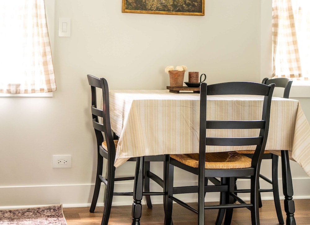 Magnolia Manor - Remodeled Home Near Downtown