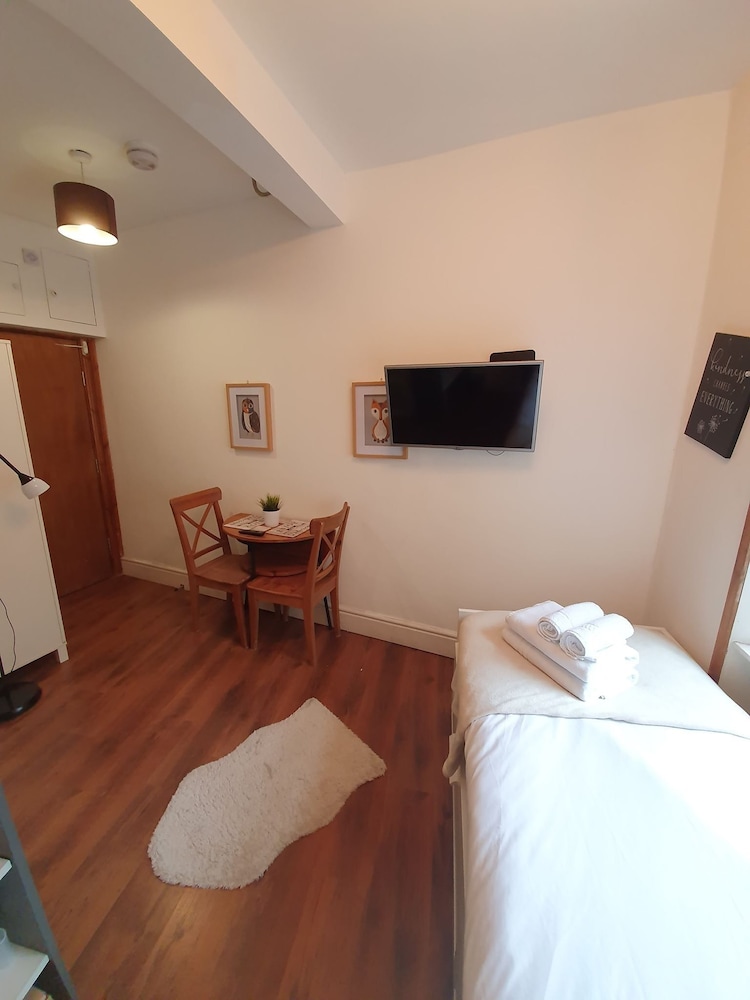 Victorian House 2 Bed 2 Bath Next to Barbican Tube