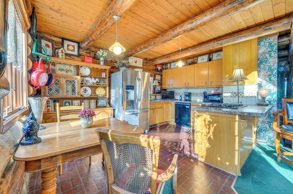 Walk to Saylorville Lake: Spacious Home w/ Deck!