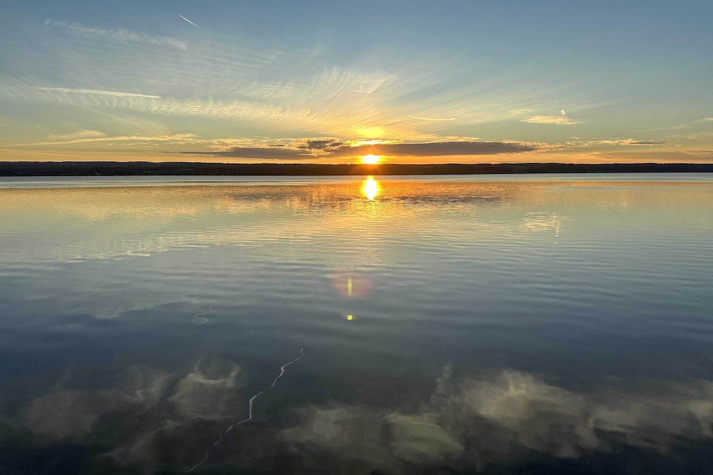 Boat, Grill & Unwind: Lakefront Cayuga Home!