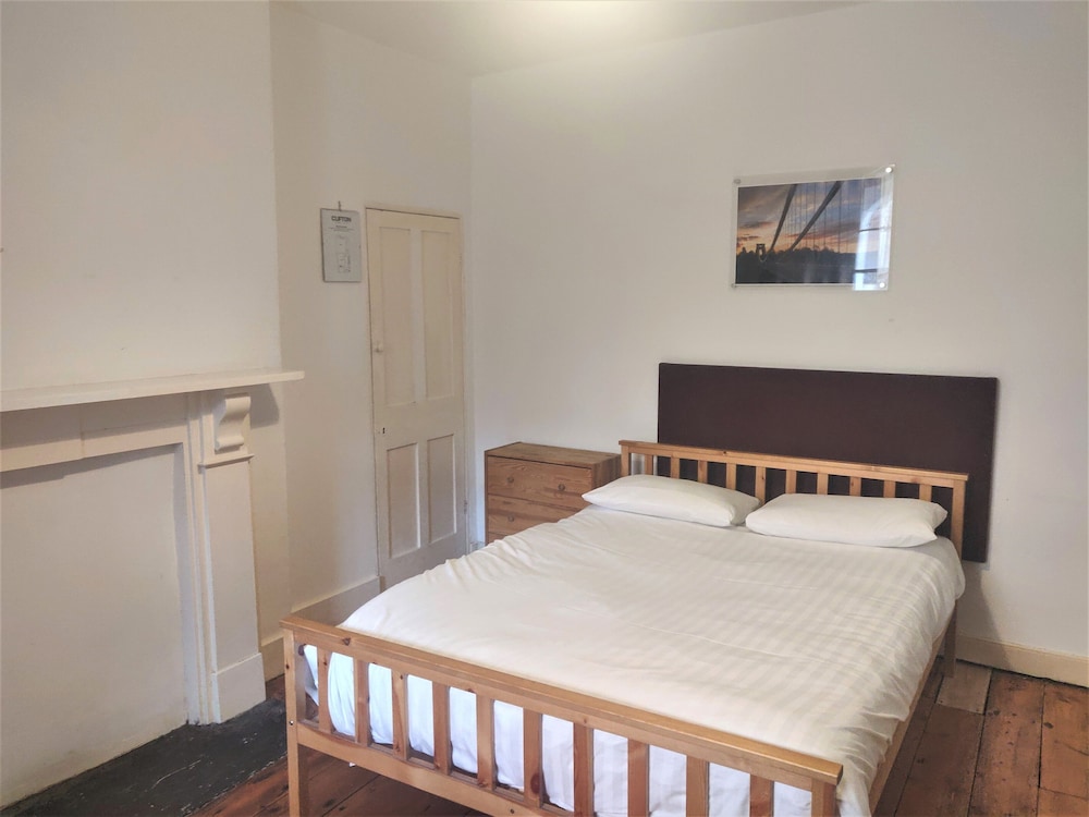 Westbourne Place Townhouse - by Clifton Short Lets view 4