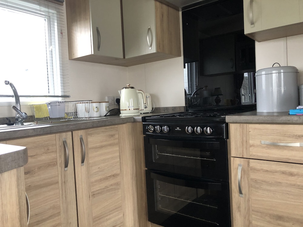 Excellent Caravan 2 Bedrooms Sleeps 6 view 5