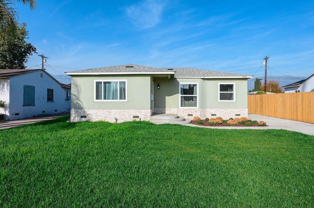 Luxury Modern Retreat w Spacious Yard Premium Comfort