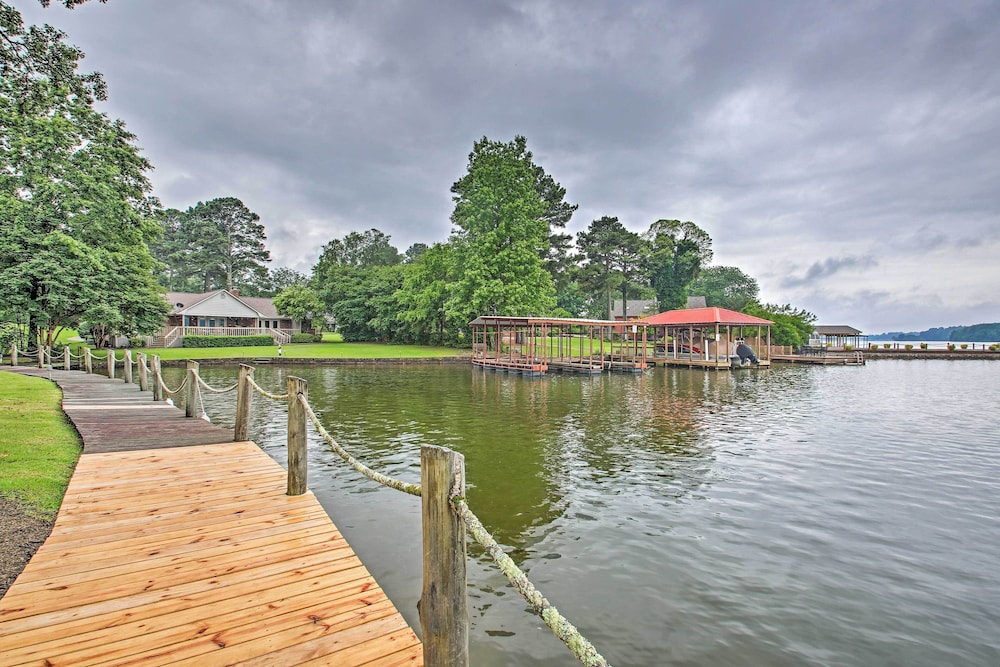 Lake-view Balcony: Hot Springs Penthouse! view 2