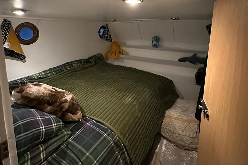 London Dutch Barge - Sleeps 3 & Cosy Fireplace