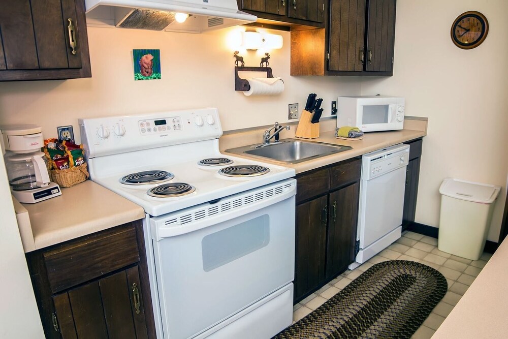 Elkhorn One Bedroom Condo with River View from Deck and Walking Distance to Estes Park - 3262 by RedAwning - Property Image 4
