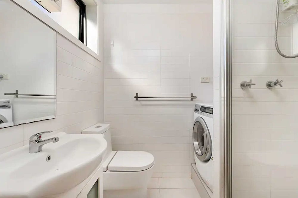 Prime Location 1 Bedroom Apartment Near MCG With Parking