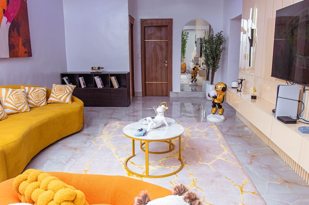 TM Luxe Stays Apartment