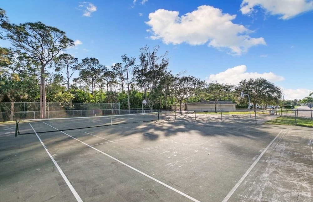 Naples Henrie Hideaway - Private Pool, Pet Friendly 12 Mins From Beach & Downtown 3 Bedroom Home