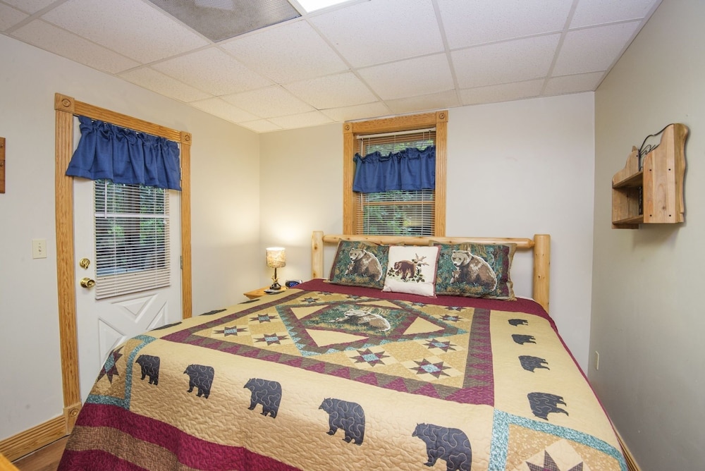 Er100 - Making Memories Great Location - Close To Town! 4 Bedroom Cabin by RedAwning view 2