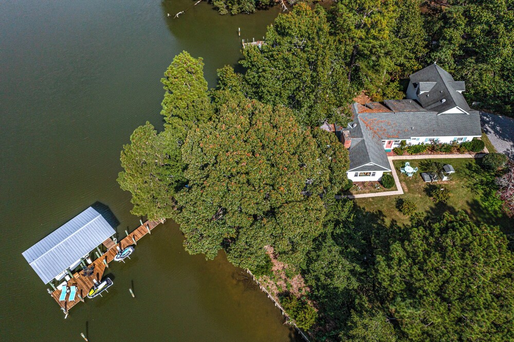 Dine Al Fresco: Reedville Home w/ Dock