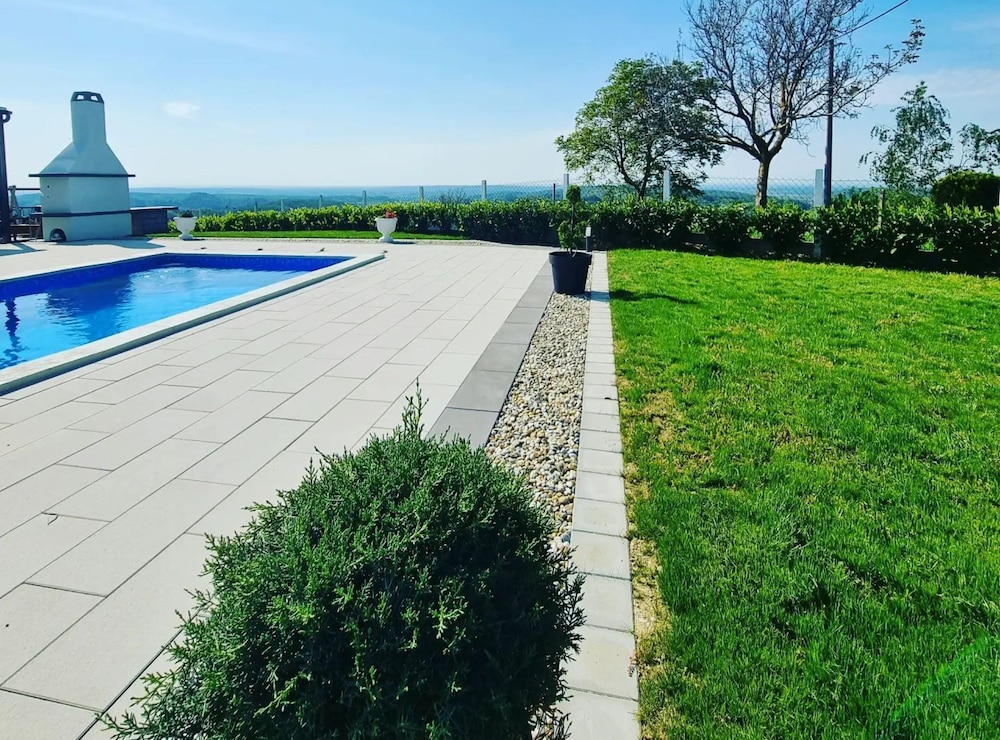 Villa Cerina With Outdoor Swimming Pool