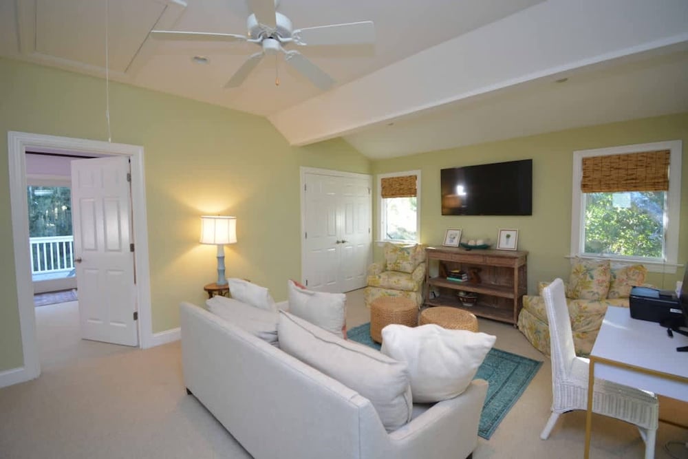 Island Time - Pet Friendly and Minutes From Beach