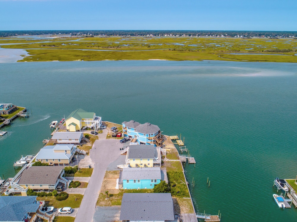 Bear's Den by Topsail Realty