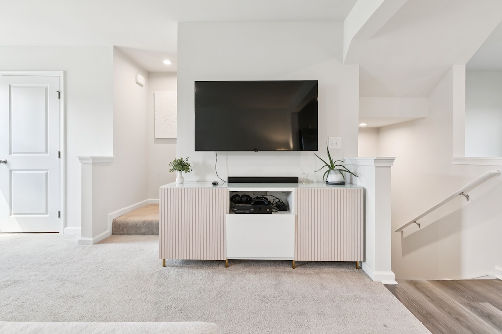 Modern Downtown Retreat Near Swamp Rabbit Trail 4 Bedroom Townhouse