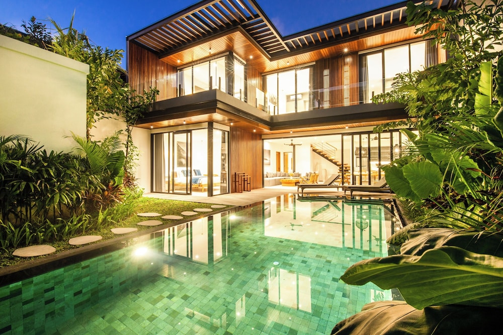 Seaside Escape: 4BR Villa, 190m to Canggu Beach