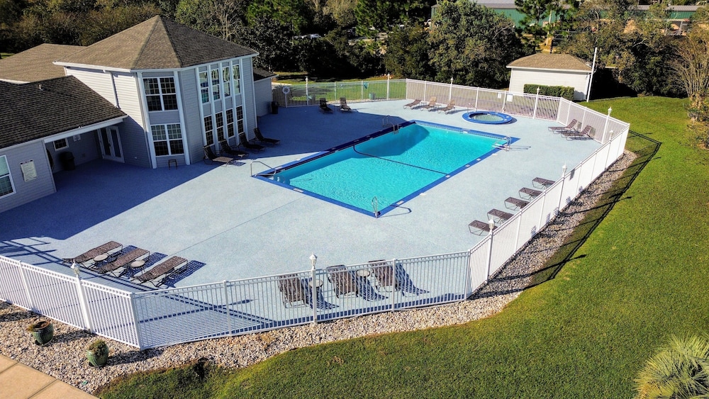 Charming 2BR Condo w/ Private Balcony in Gulf Shores, Pool, Hot Tub