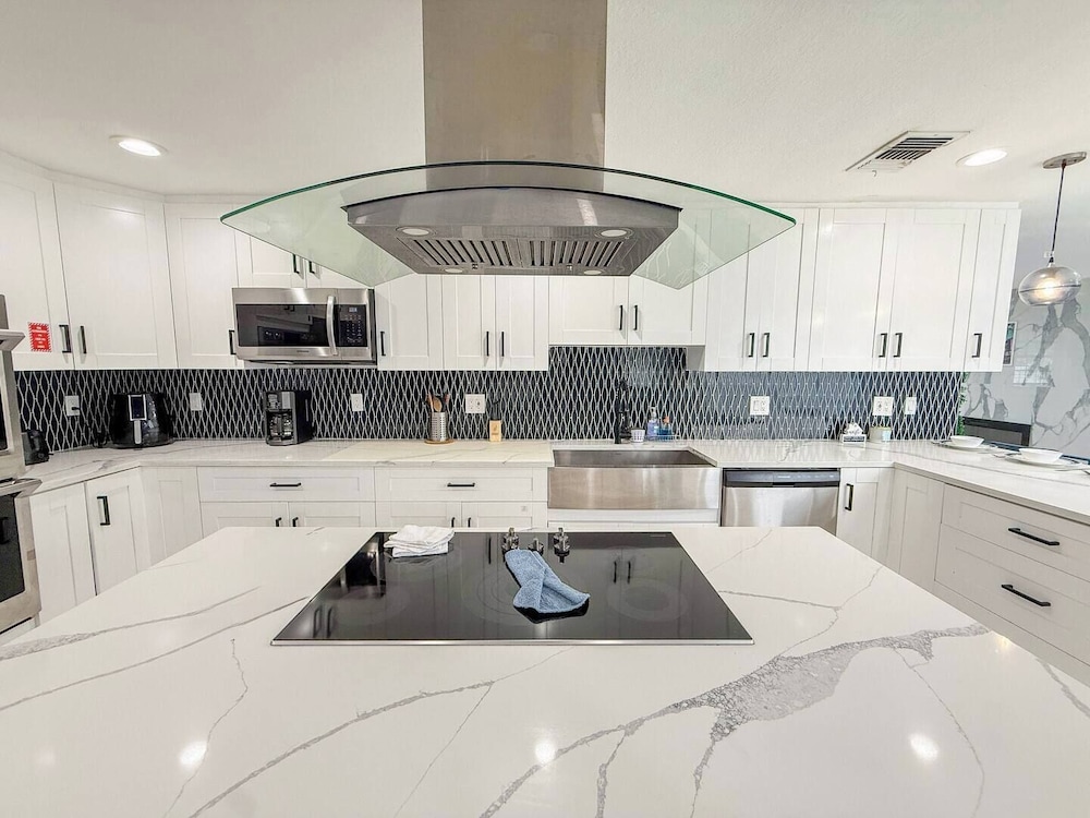 Modern Escape Chef s Kitchen Private Yard