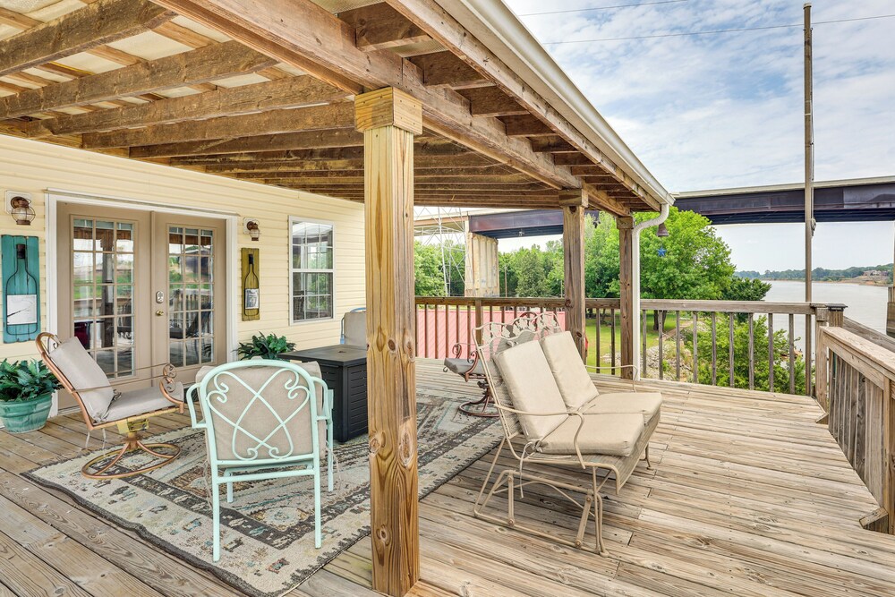 Tennessee River Retreat: Multi-level Deck & Views